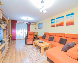 Living room of Flat for sale in Fuenlabrada  with Air Conditioner, Heating and Parquet flooring