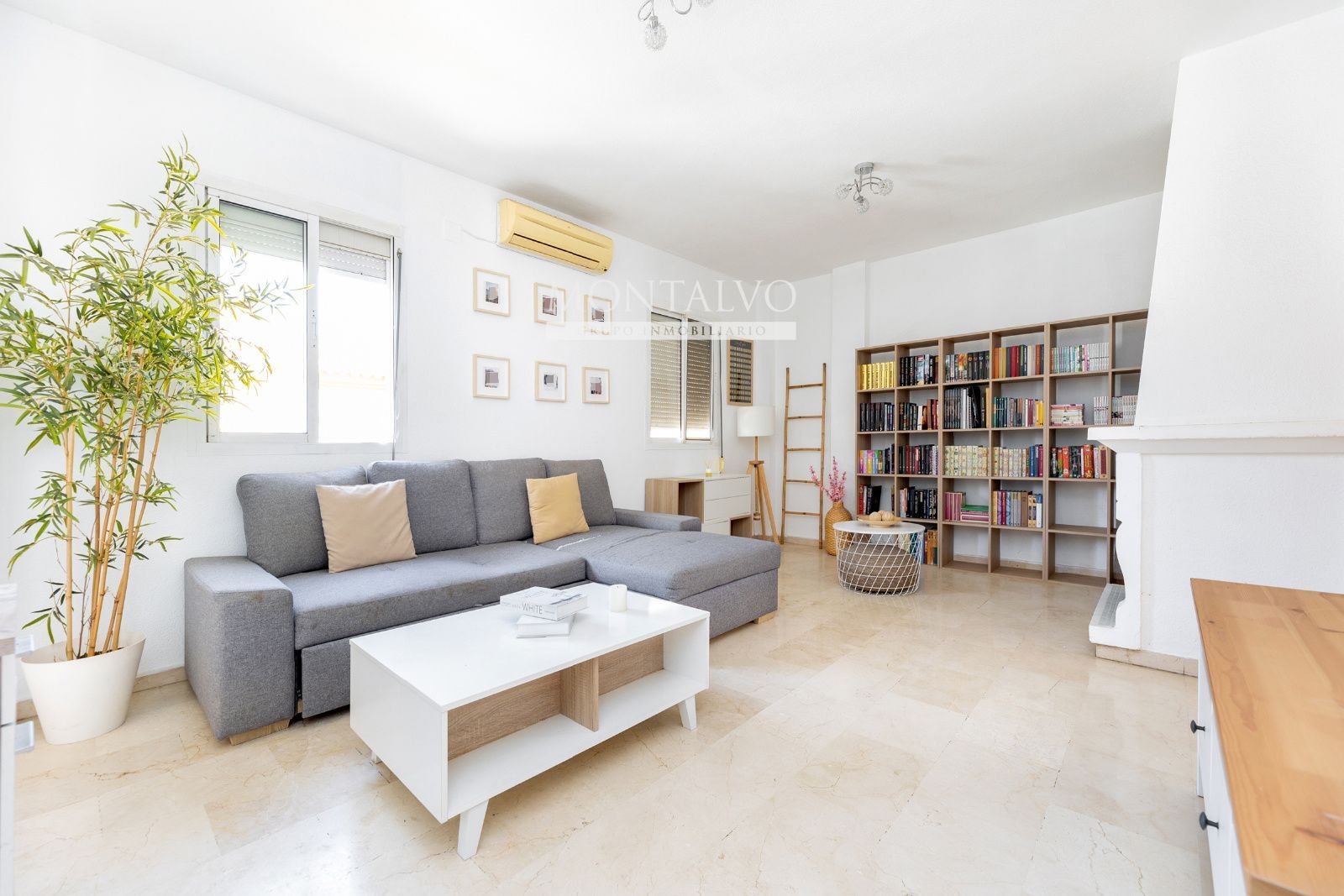 Sala d'estar de Dúplex en venda en Alhendín amb Aire condicionat, Terrassa i Alarma