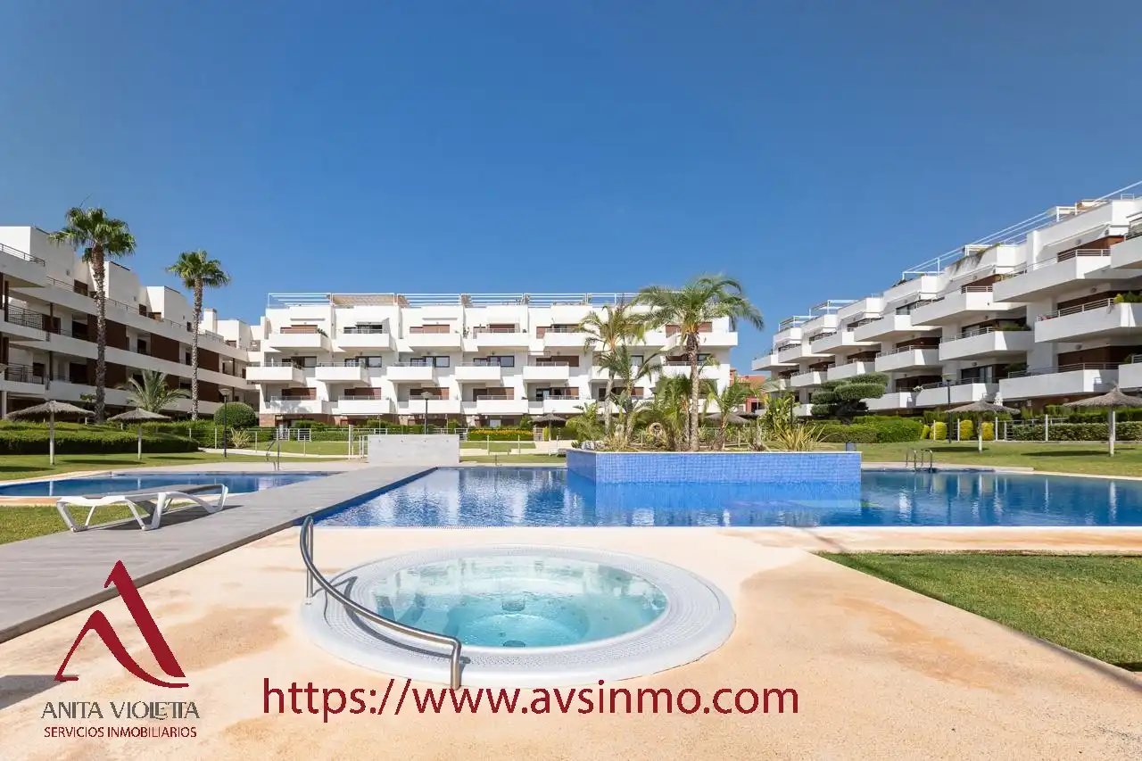 Piscina de Apartament de lloguer en Orihuela amb Aire condicionat, Moblat i Forn