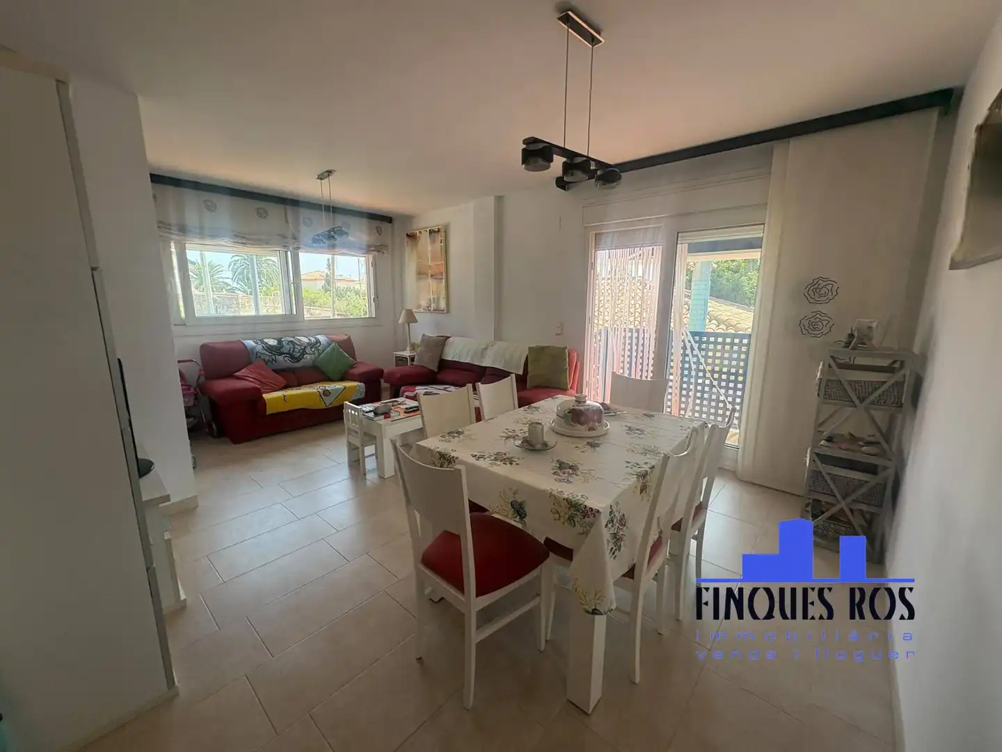 Wohnzimmer von Einfamilien-Reihenhaus zum Verkauf in Vinaròs mit Klimaanlage, Terrasse und Schwimmbad