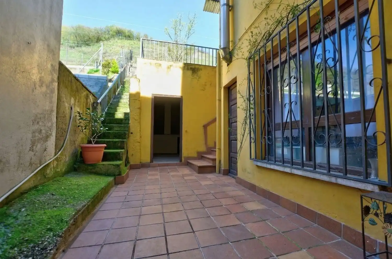 Vista exterior de Casa o xalet en venda en Lena amb Calefacció, Terrassa i Traster