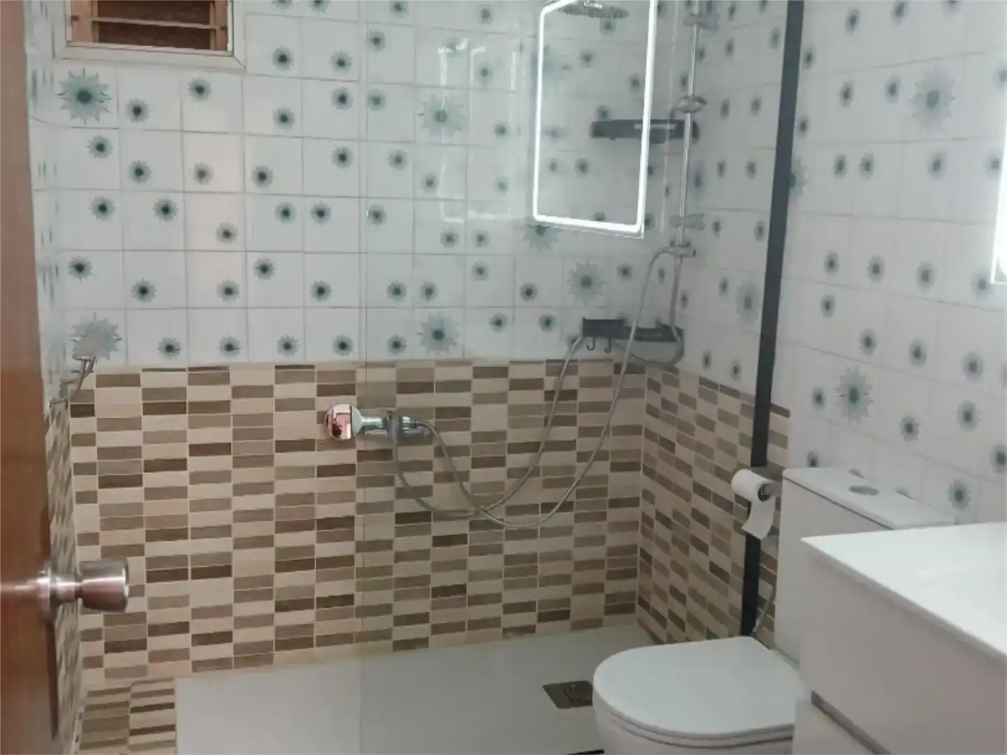 Bathroom of Study for rent in Vallada  with Air Conditioner, Furnished and Balcony