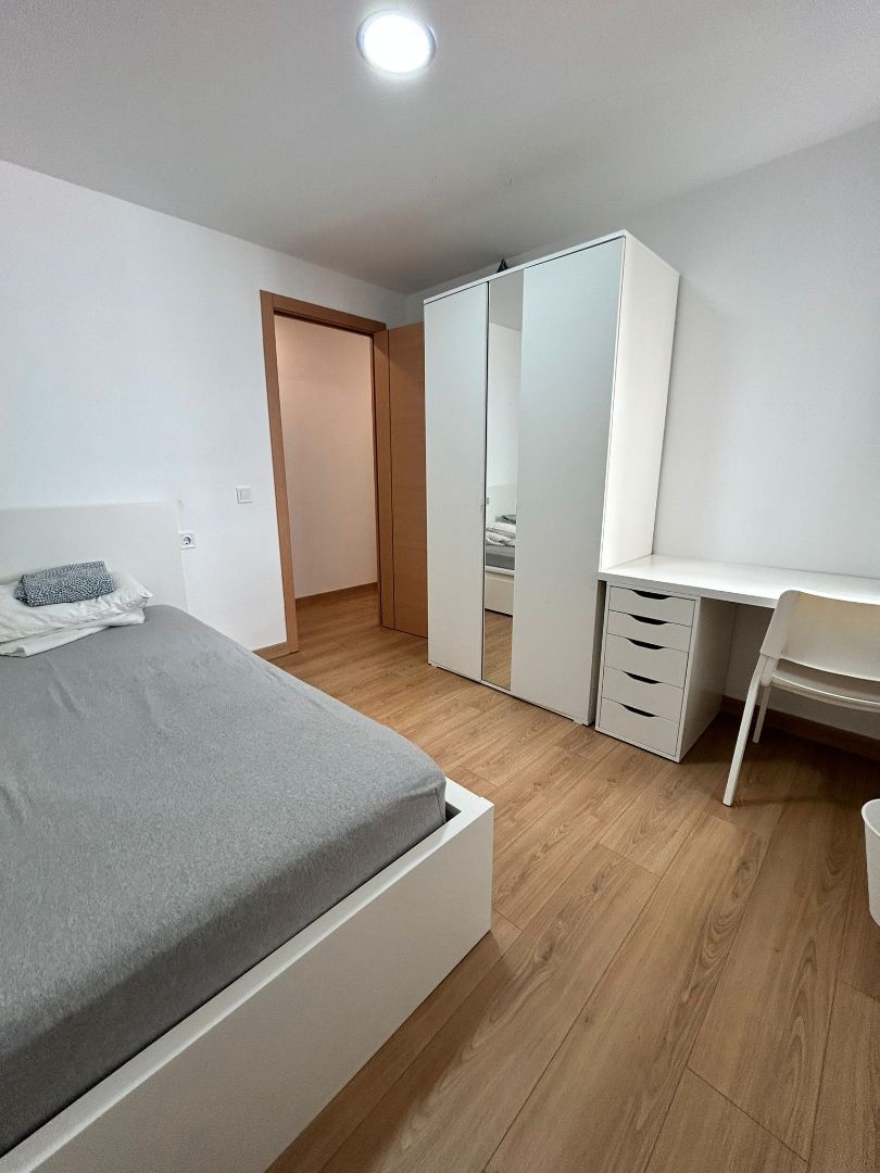 Habitación de Piso para compartir en  Valencia Capital con Amueblado, Horno y Lavadora