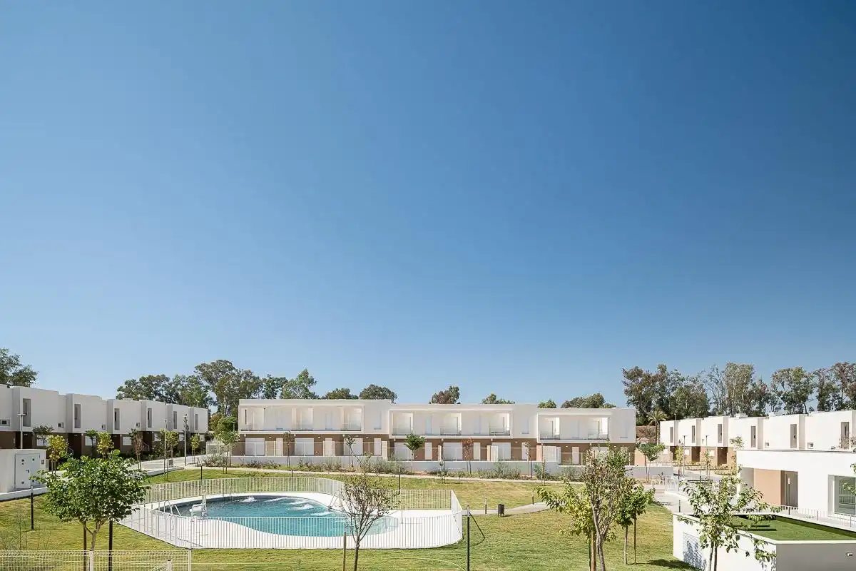 Vista exterior de Casa adosada en venta en Guillena con Aire acondicionado, Calefacción y Jardín privado