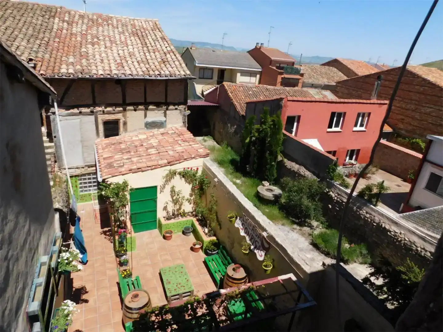 Vista exterior de Casa adosada en venda en Grañón amb Jardí privat, Traster i Moblat