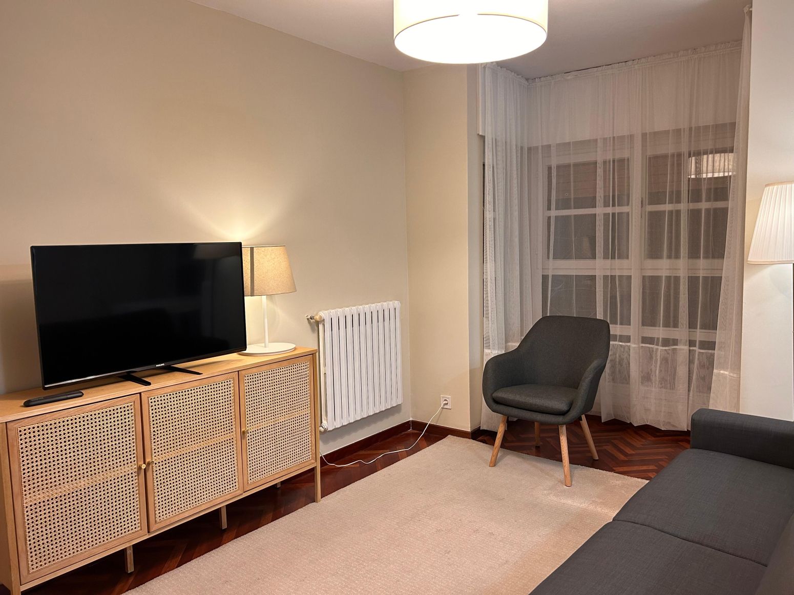 Sala d'estar de Pis de lloguer en Gijón  amb Calefacció, Parquet i Moblat