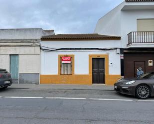 Vista exterior de Casa o xalet en venda en San Bartolomé de la Torre amb Jardí privat