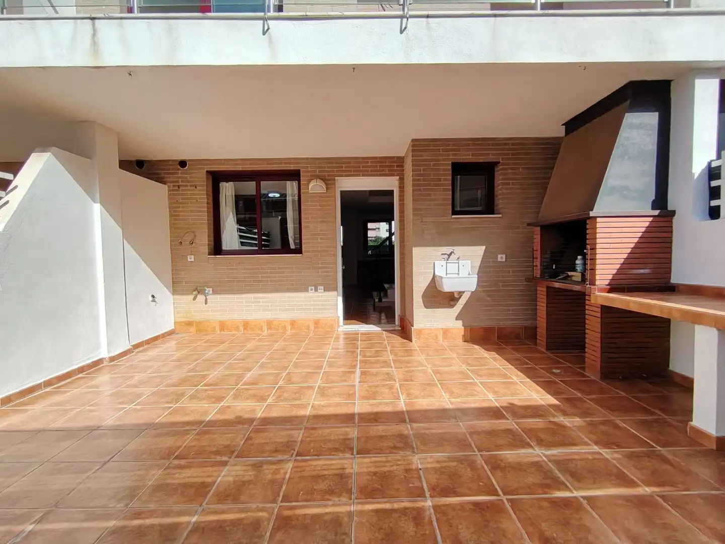 Terrasse von Einfamilien-Reihenhaus zum Verkauf in Oropesa del Mar / Orpesa mit Terrasse, Abstellraum und Ofen