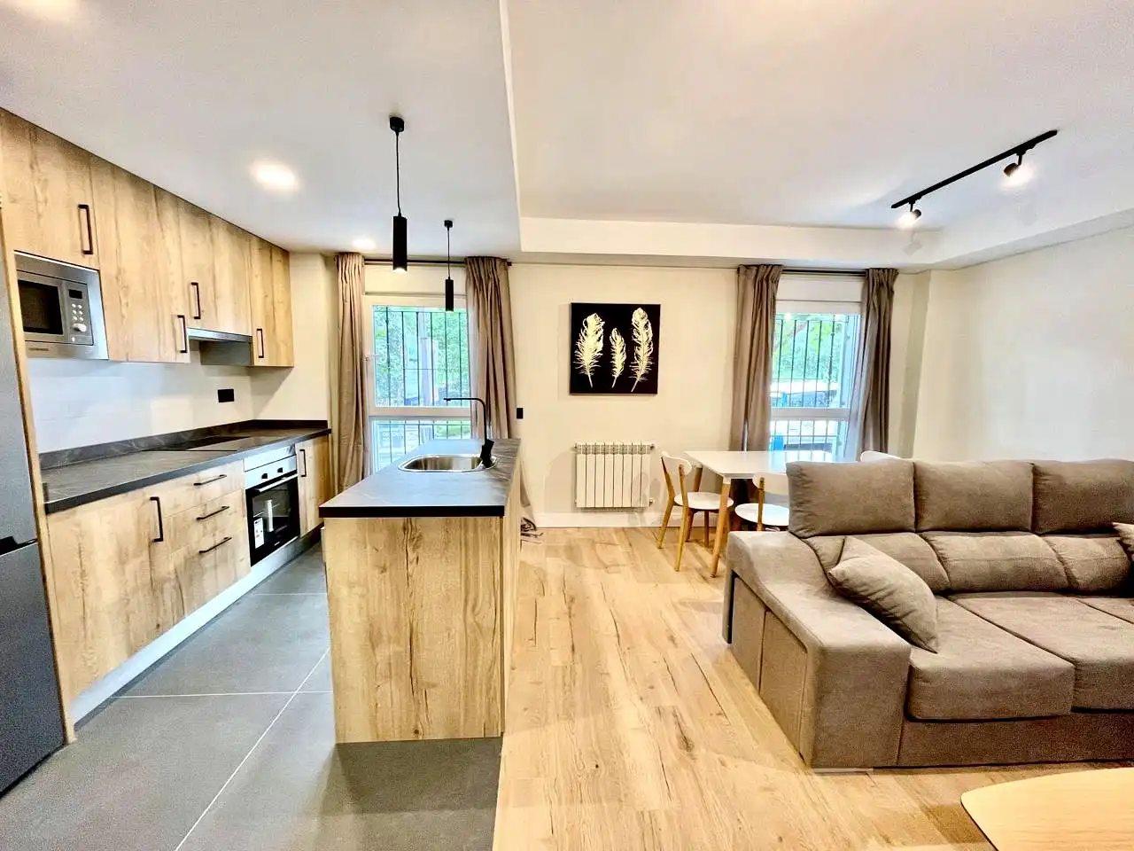 Cuina de Apartament de lloguer en Madrid amb Aire condicionat, Calefacció i Moblat