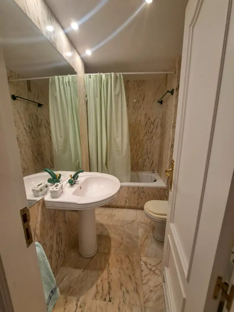 Badezimmer von Wohnung zur Miete in Marbella mit Klimaanlage, Heizung und Terrasse