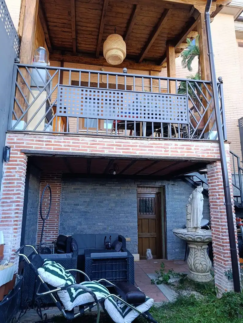 Vista exterior de Casa adosada en venta en Valverde de la Virgen con Jardín privado, Terraza y Balcón