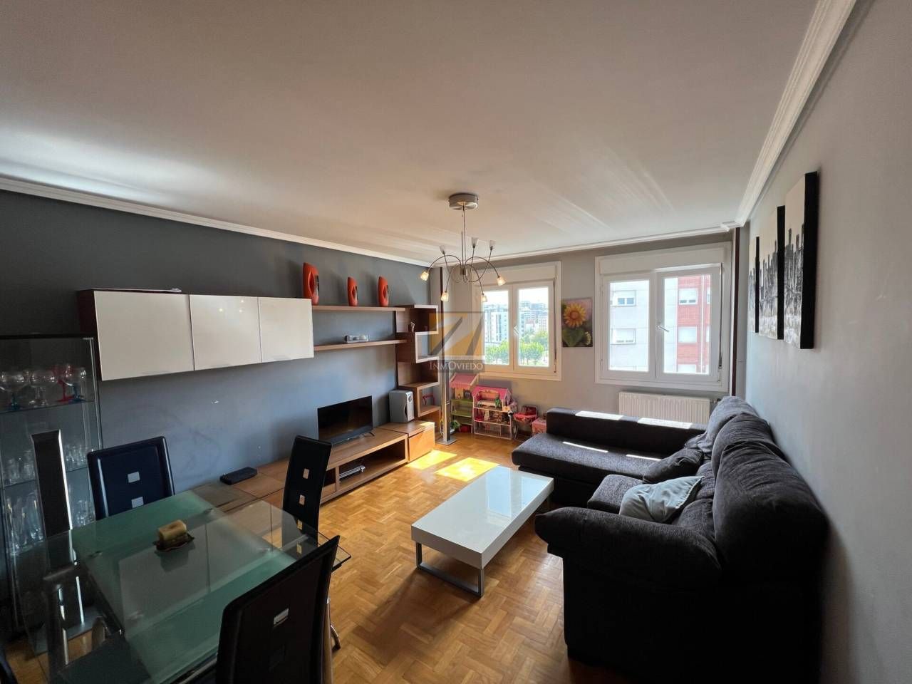 Sala de estar de Piso en venta en Oviedo  con Calefacción, Parquet y Trastero