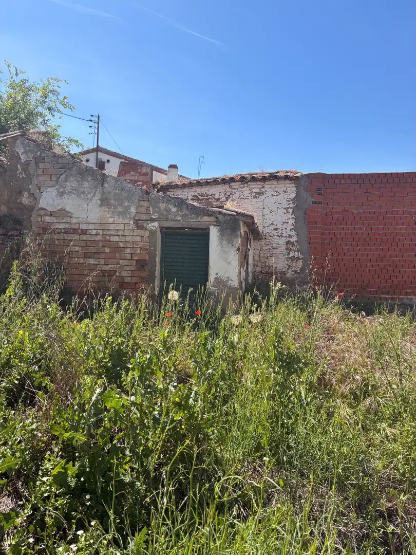 Einfamilien-Reihenhaus zum Verkauf in Polán mit Privatgarten und Abstellraum