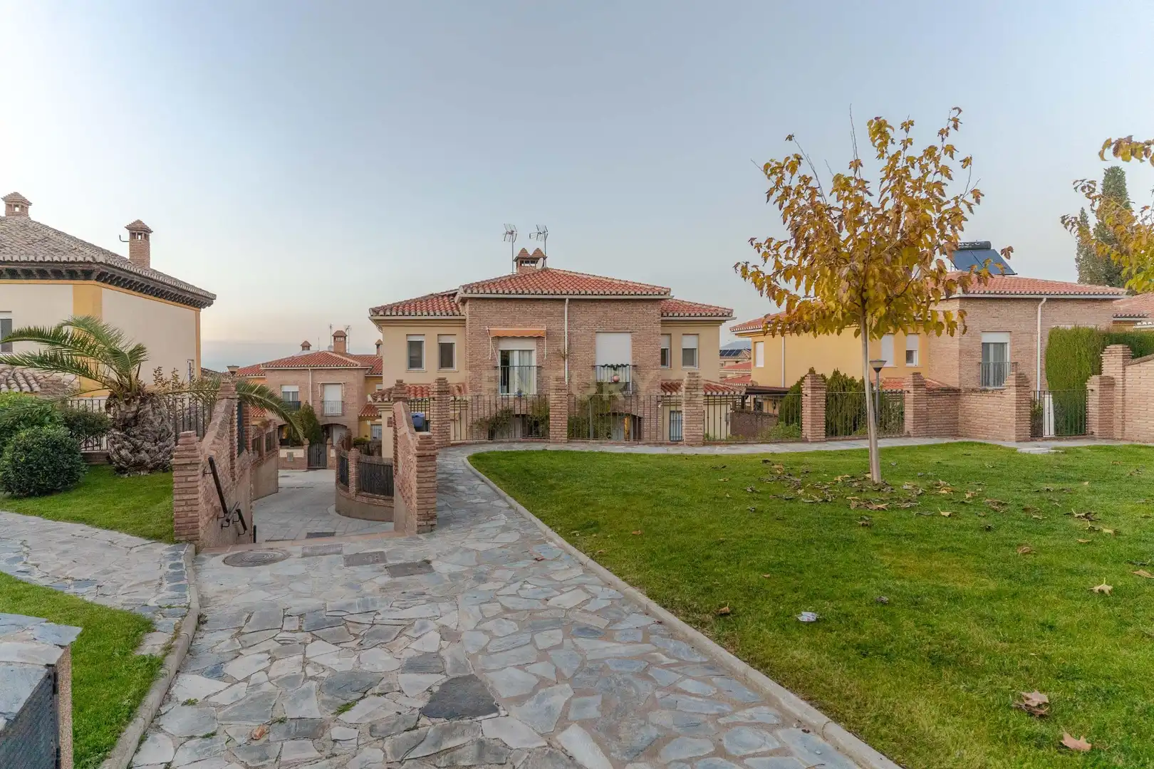 Vista exterior de Casa adosada en venda en La Zubia amb Aire condicionat, Jardí privat i Traster