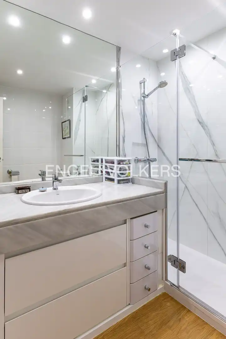Badezimmer von Wohnung zum Verkauf in Madrid mit Klimaanlage, Heizung und Terrasse