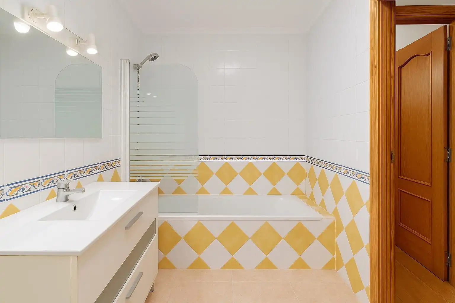 Bany de Casa o xalet en venda en Roquetas de Mar amb Aire condicionat, Jardí privat i Terrassa