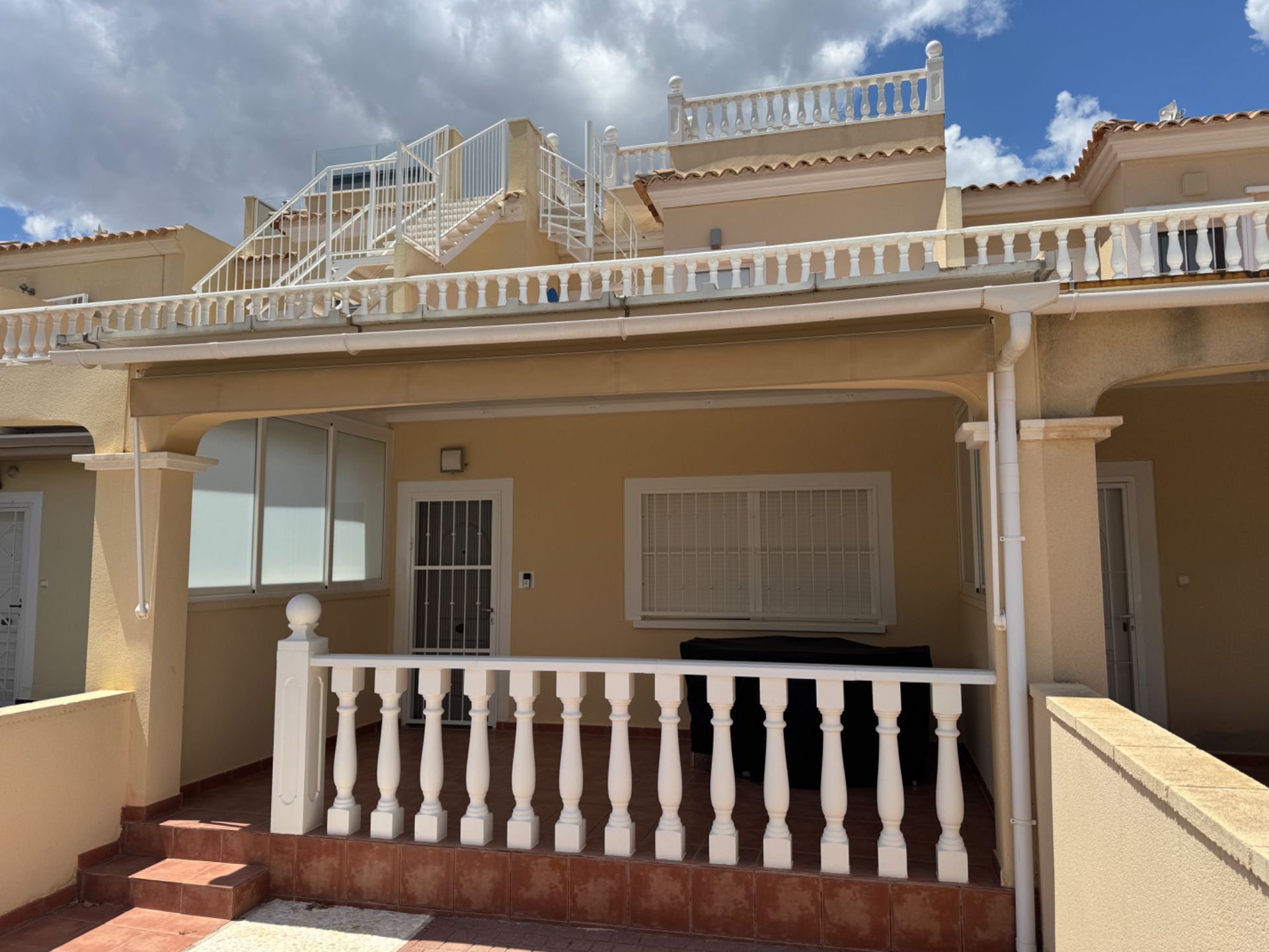 Vista exterior de Casa adosada en venda en Orihuela amb Aire condicionat, Terrassa i Moblat