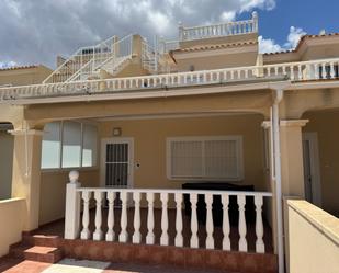 Vista exterior de Casa adosada en venda en Orihuela amb Aire condicionat, Terrassa i Moblat