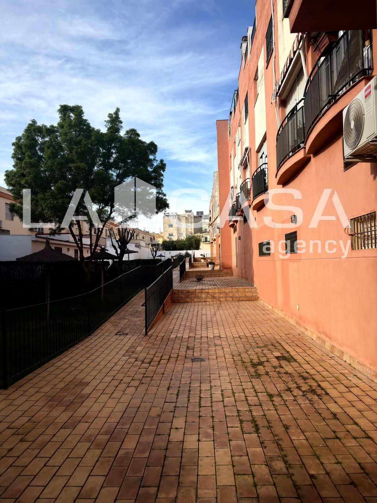 Vista exterior de Dúplex en venda en Dos Hermanas amb Balcó