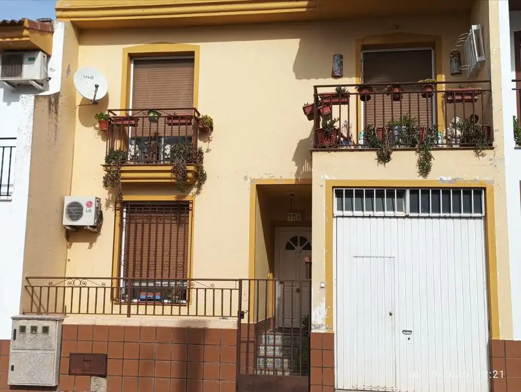 Terraced house for sale in Calle Albuera 46