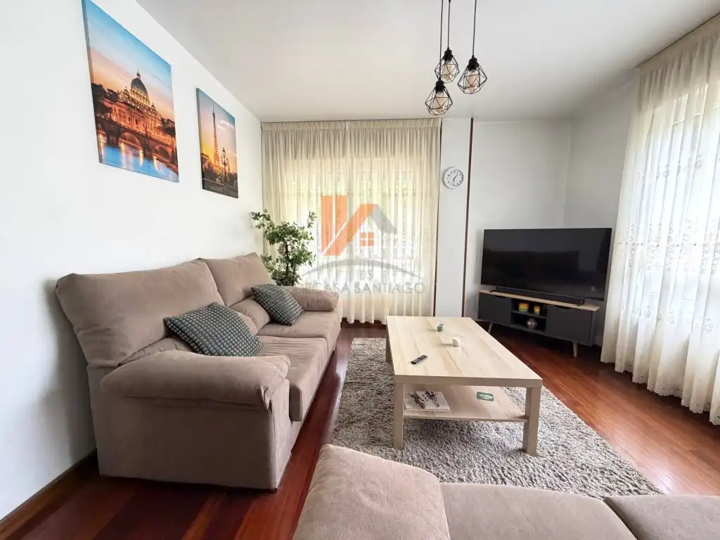 Sala d'estar de Casa o xalet en venda en Santiago de Compostela  amb Jardí privat, Moblat i Forn