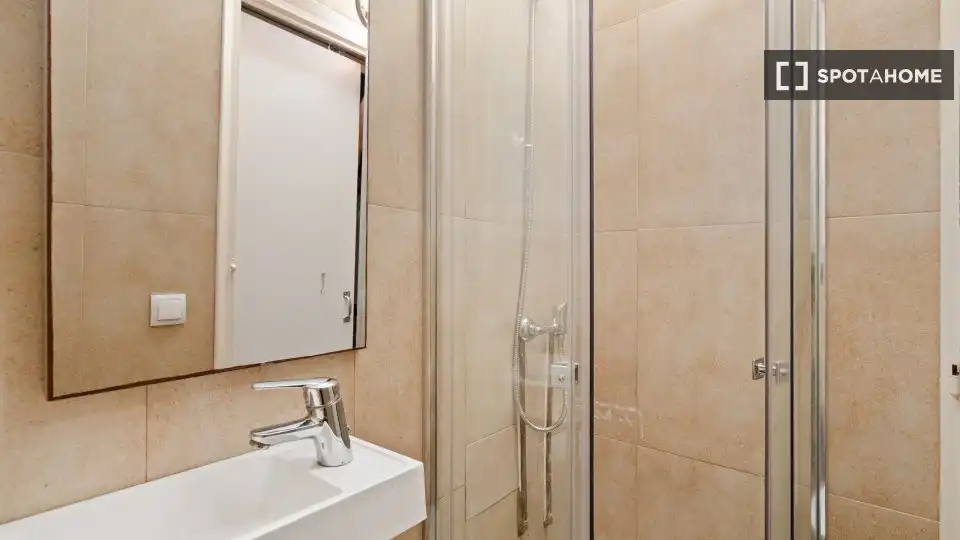 Baño de Piso para compartir en Barcelona con Aire acondicionado, Calefacción y Terraza