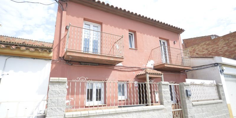 Vista exterior de Casa o xalet en venda en Flix amb Terrassa, Traster i Balcó