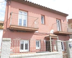 Vista exterior de Casa o xalet en venda en Flix amb Terrassa, Traster i Balcó