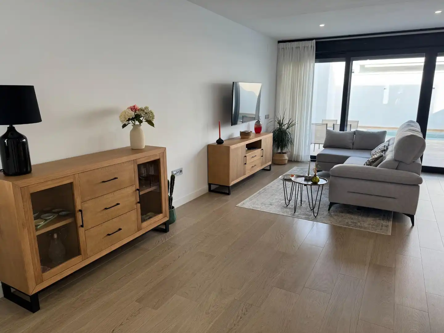 Sala d'estar de Casa adosada en venda en Dos Hermanas amb Aire condicionat, Calefacció i Jardí privat
