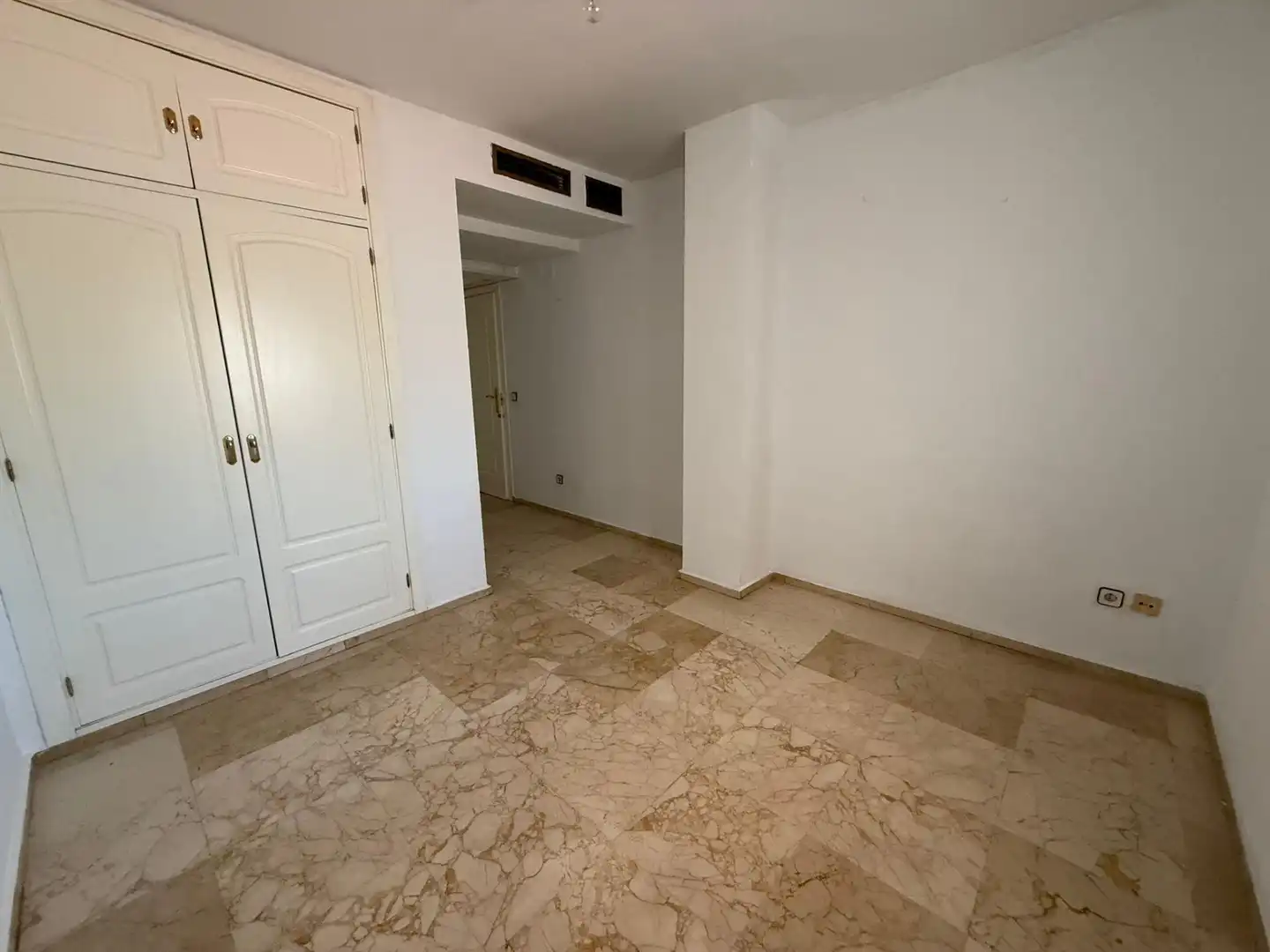 Schlafzimmer von Dachboden zur Miete in Sevilla mit Klimaanlage und Terrasse