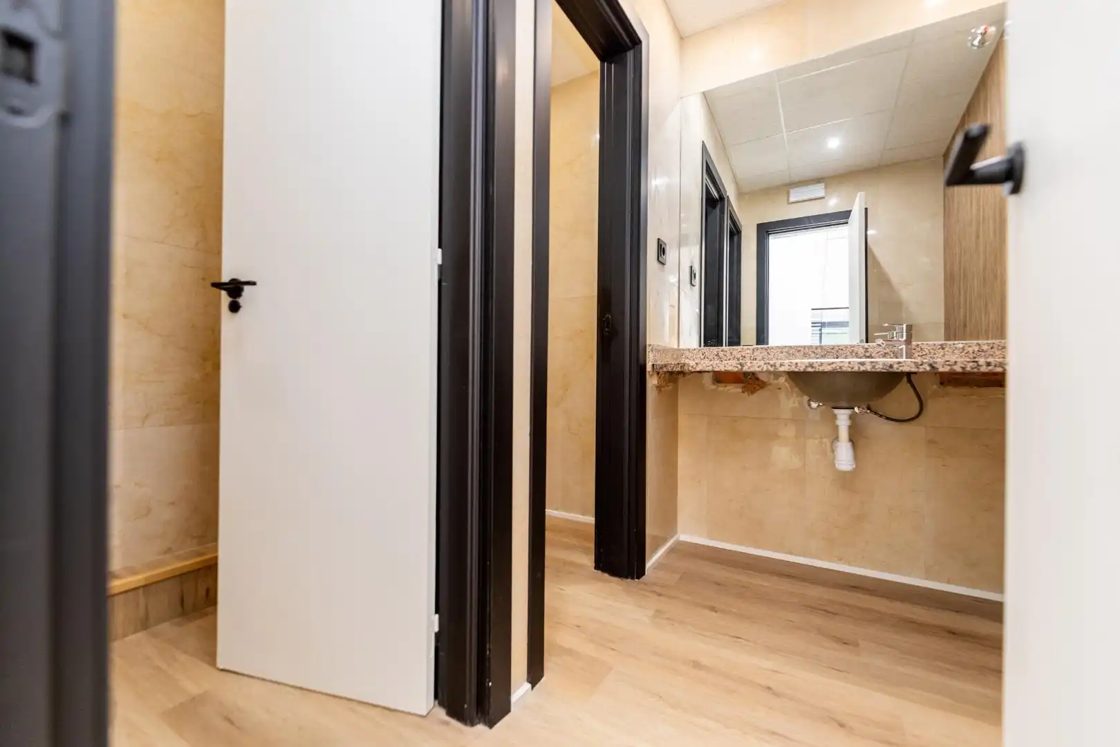 Badezimmer von Büro zum Verkauf in Pozuelo de Alarcón mit Klimaanlage und Heizung