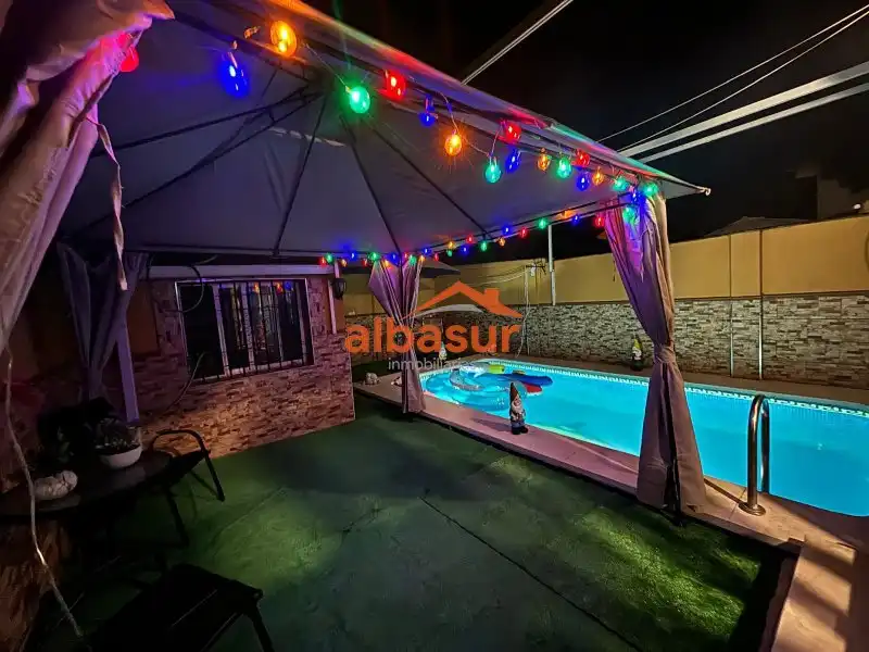 Maison mitoyenne avec piscine à vendre à Calle Compositor Gómez Návarro