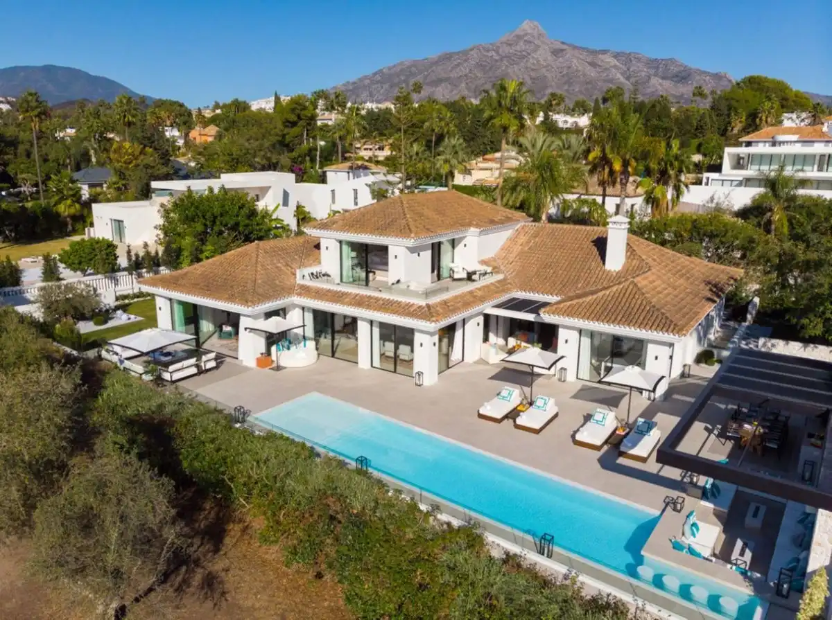 Chalet con piscina en venta en Nueva Andalucía