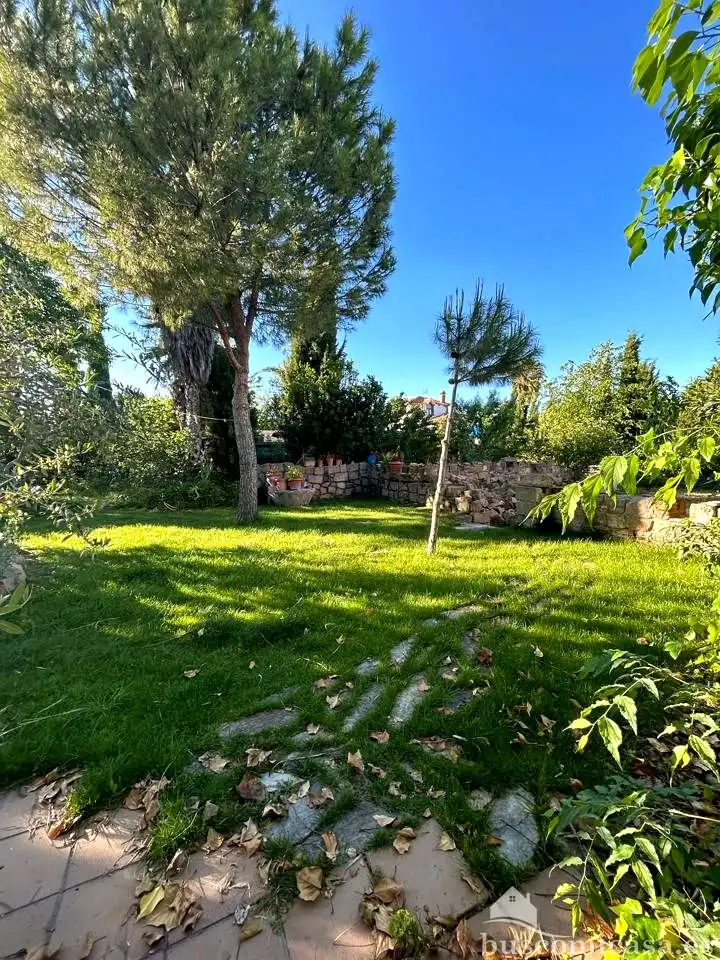 Jardí de Casa adosada en venda en Linares amb Aire condicionat, Jardí privat i Terrassa