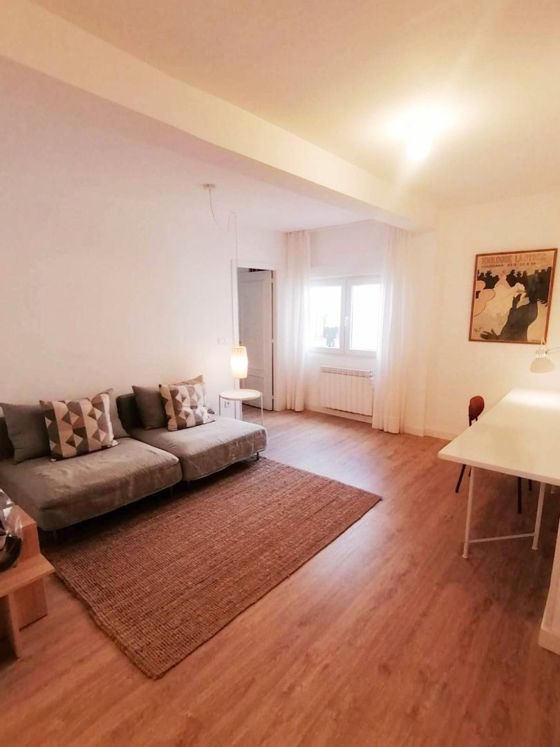 Sala d'estar de Apartament de lloguer en Gijón  amb Parquet, Moblat i Forn