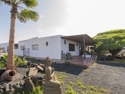 Vista exterior de Casa o xalet en venda en Teguise amb Jardí privat, Piscina i Moblat