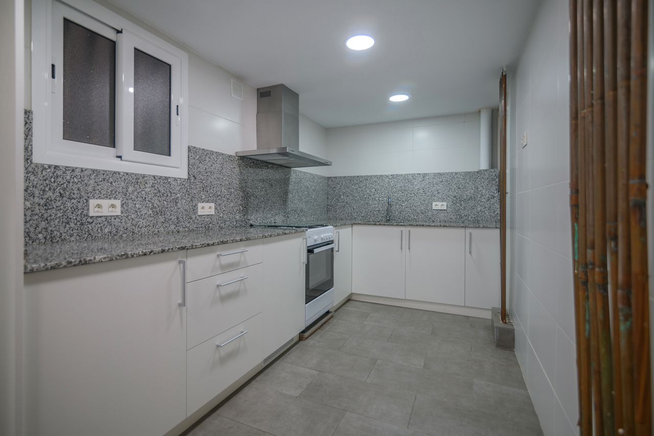 Cuina de Pis en venda en Sant Boi de Llobregat amb Terrassa i Forn