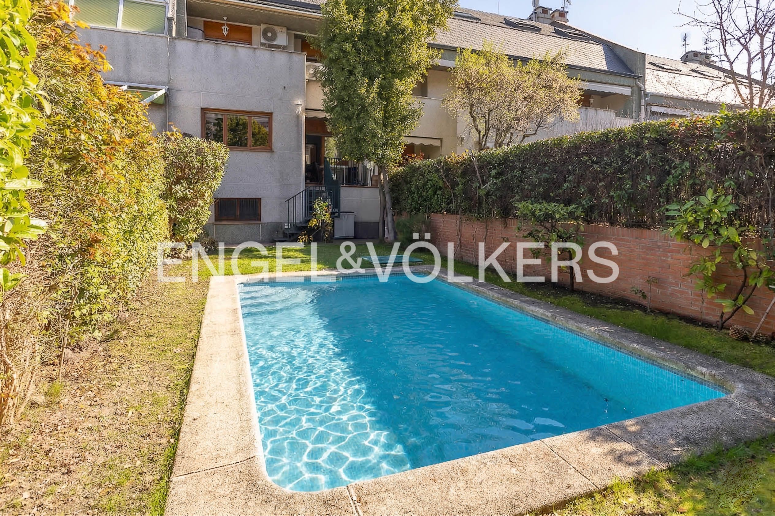 Swimming pool of Houses for sale in Pozuelo de Alarcón  with Air Conditioner, Heating and Private garden