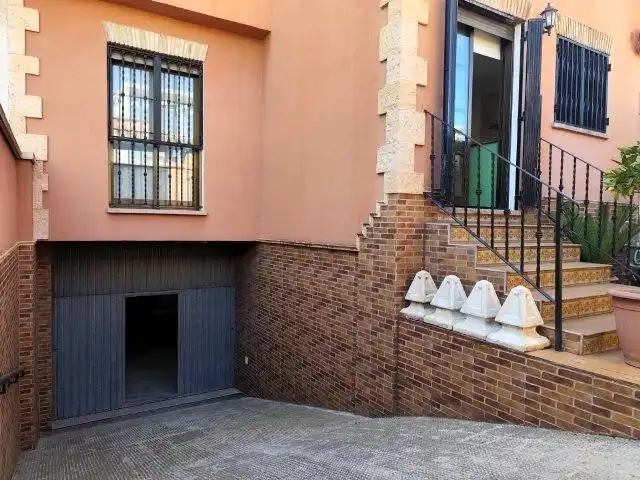 Vista exterior de Casa adosada en venda en Alaquàs amb Aire condicionat, Terrassa i Traster