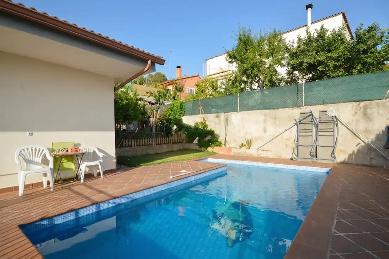 House with pool for sale in Carrer Curt, imagen 3