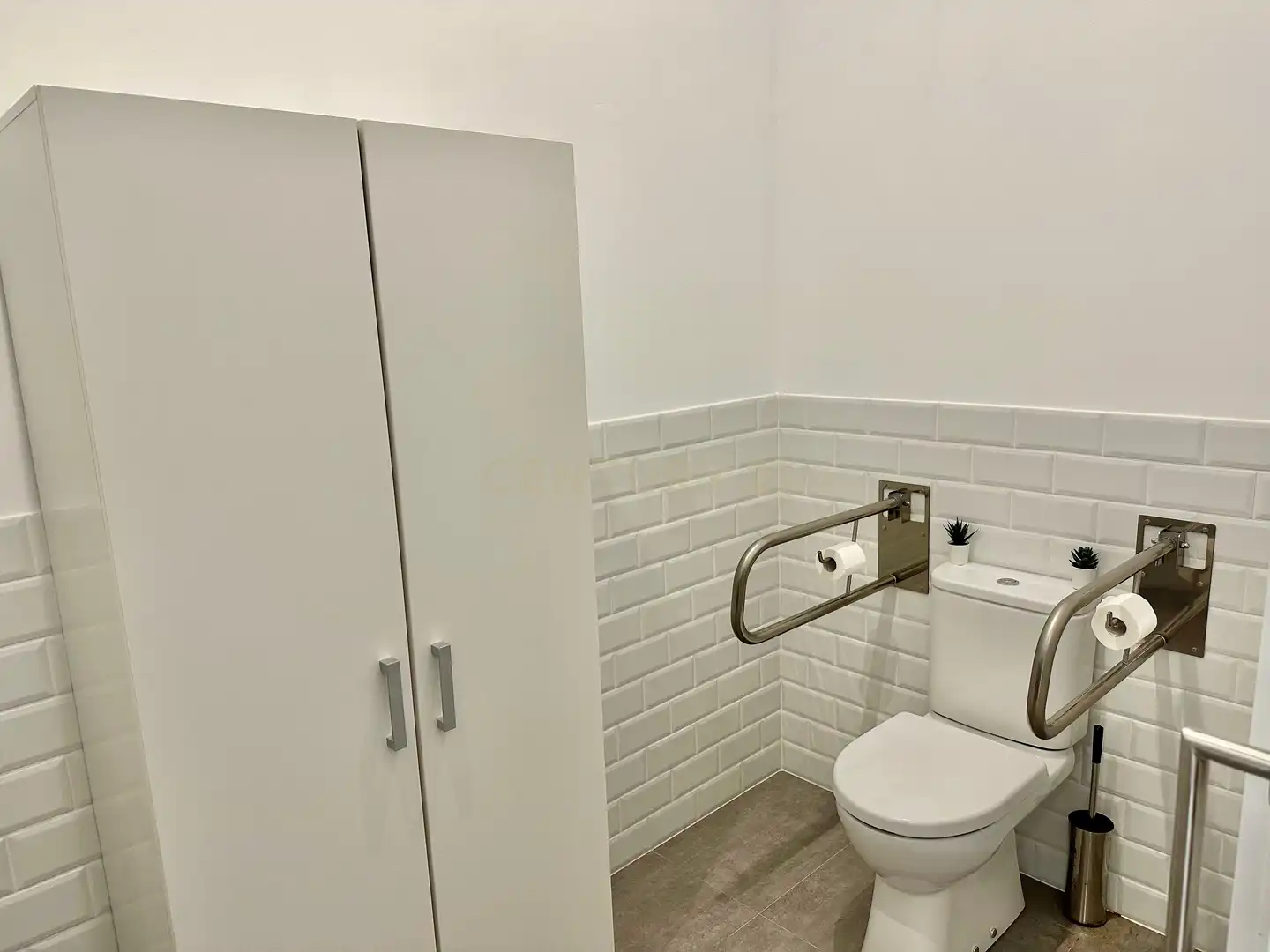Badezimmer von Geschaftsraum zur Miete in Boadilla del Monte mit Klimaanlage und Möbliert
