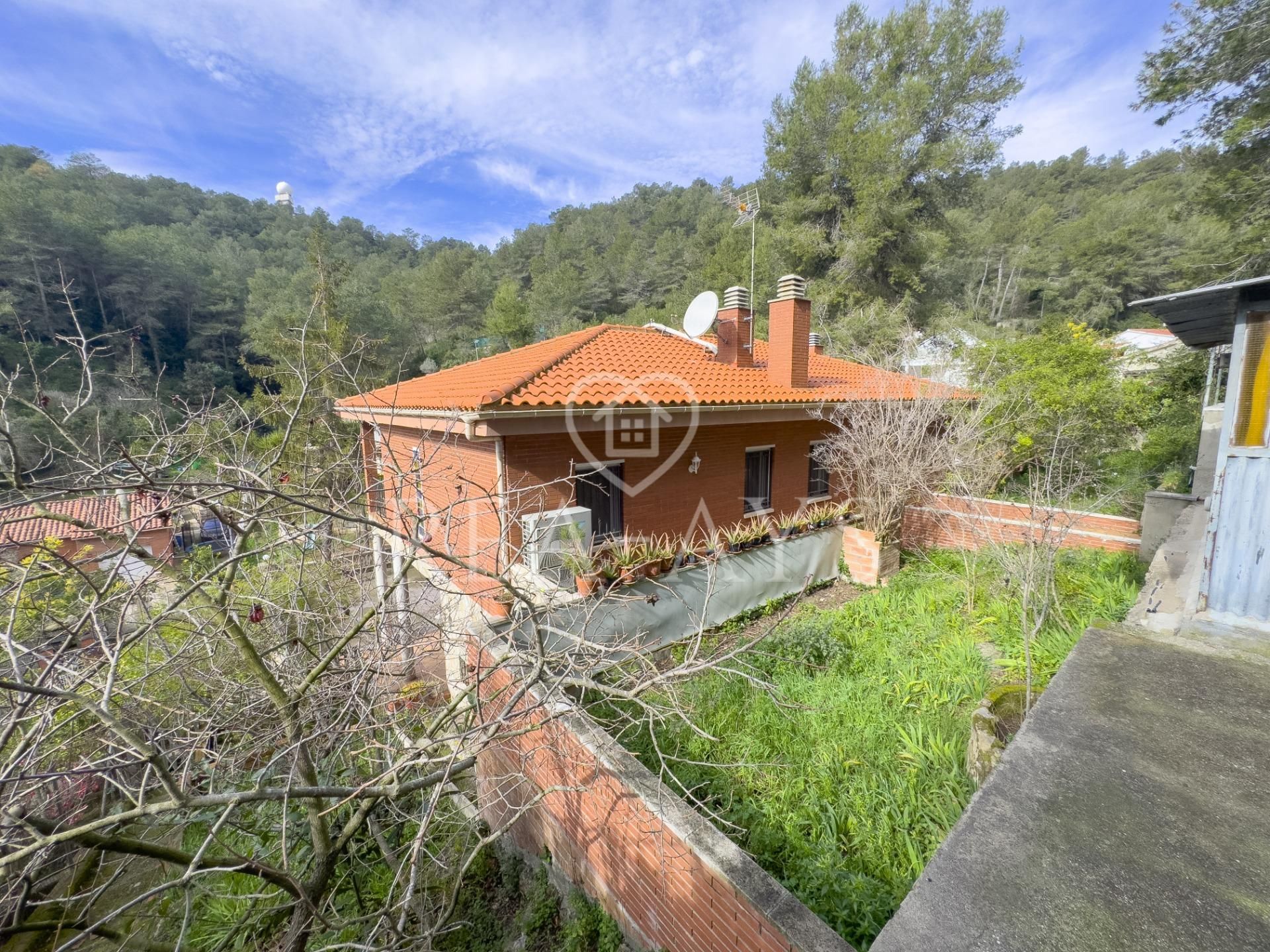 Vista exterior de Casa o xalet en venda en Vallirana amb Aire condicionat, Calefacció i Jardí privat