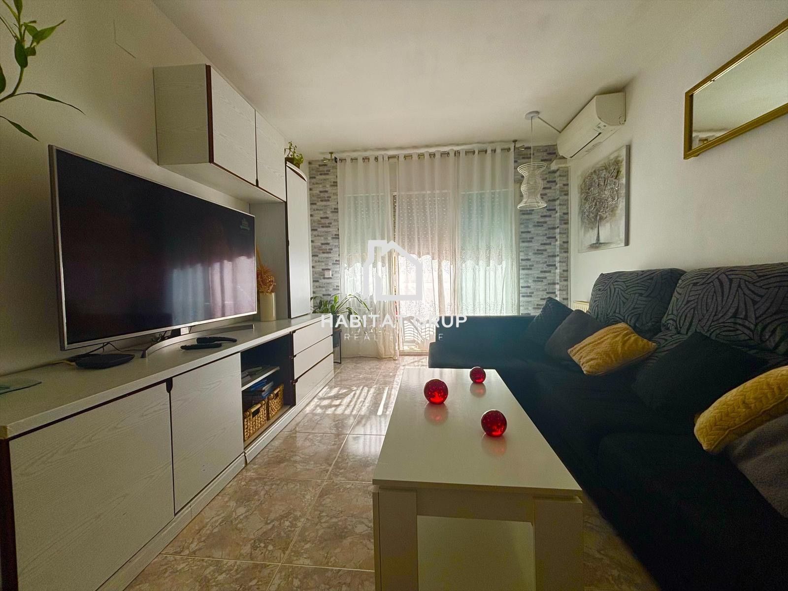 Living room of Flat for sale in Salt  with Air Conditioner, Heating and Terrace