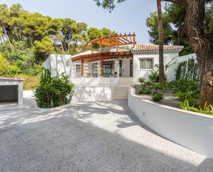 Vista exterior de Casa o xalet en venda en Marbella amb Aire condicionat, Terrassa i Piscina