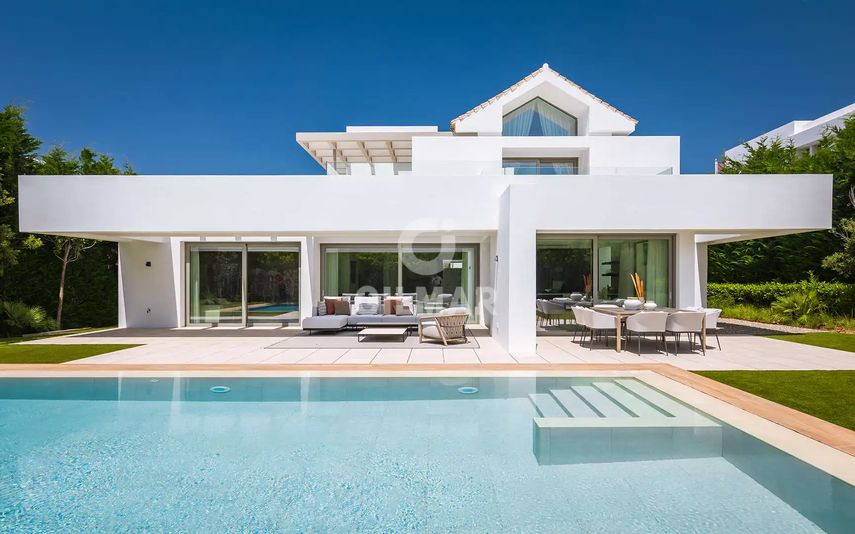 Vista exterior de Casa o chalet en venta en Estepona con Calefacción, Jardín privado y Piscina