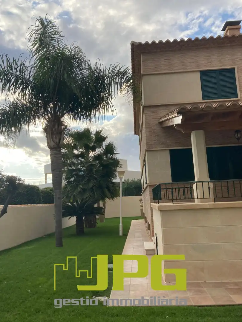 Vista exterior de Casa o xalet en venda en Mutxamel amb Aire condicionat, Calefacció i Jardí privat