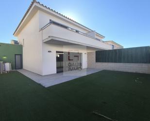 Exterior view of Single-family semi-detached to rent in Vila-sacra  with Air Conditioner and Balcony