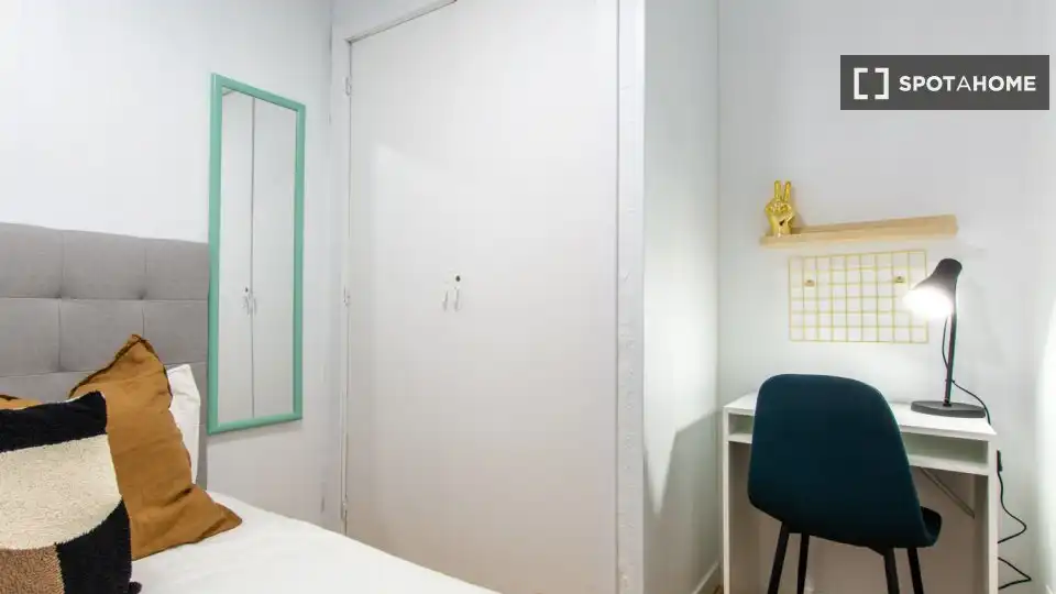 Bedroom of Flat for share in Madrid  with Air Conditioner, Terrace and Furnished