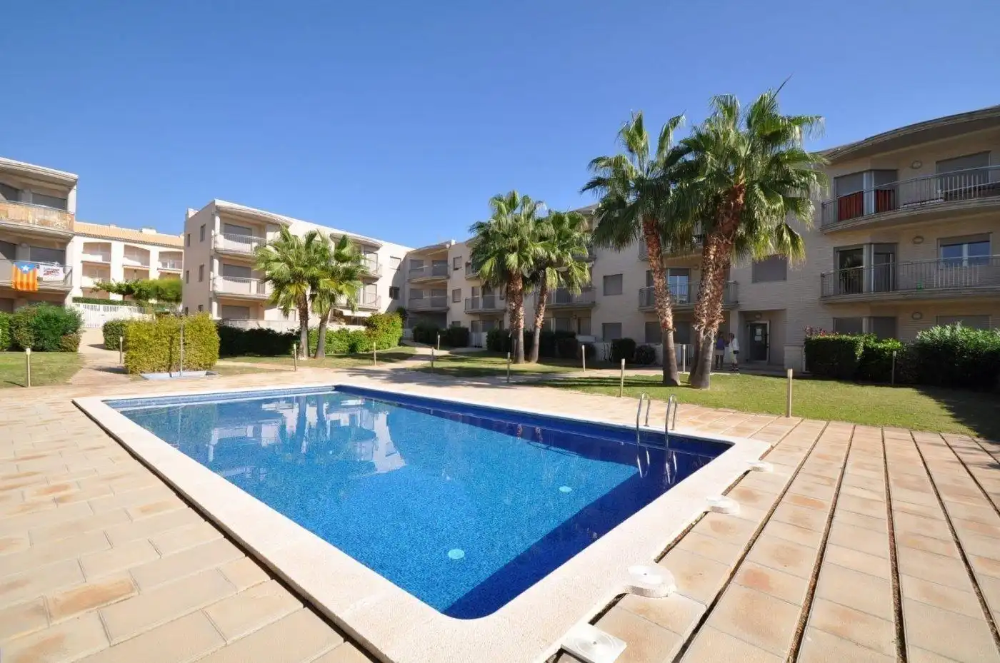Piscina de Apartament en venda en Alcanar amb Aire condicionat, Calefacció i Jardí privat