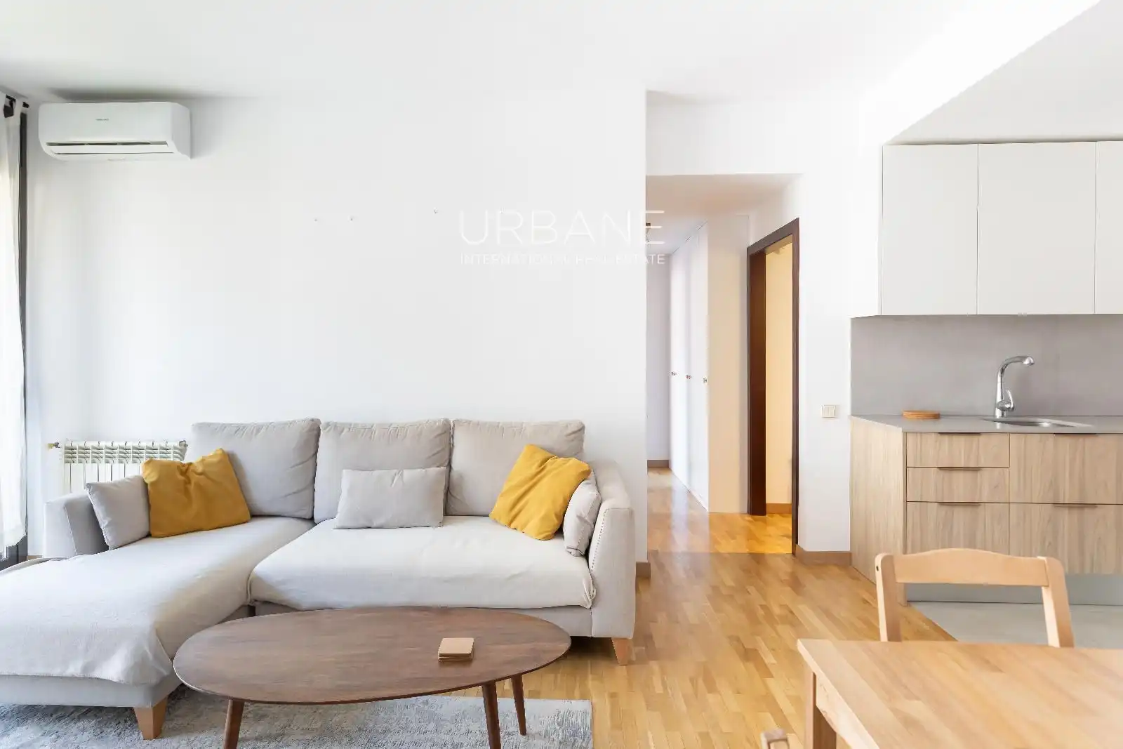 Living room of Flat for rent in Barcelona  with Air Conditioner, Terrace and Furnished